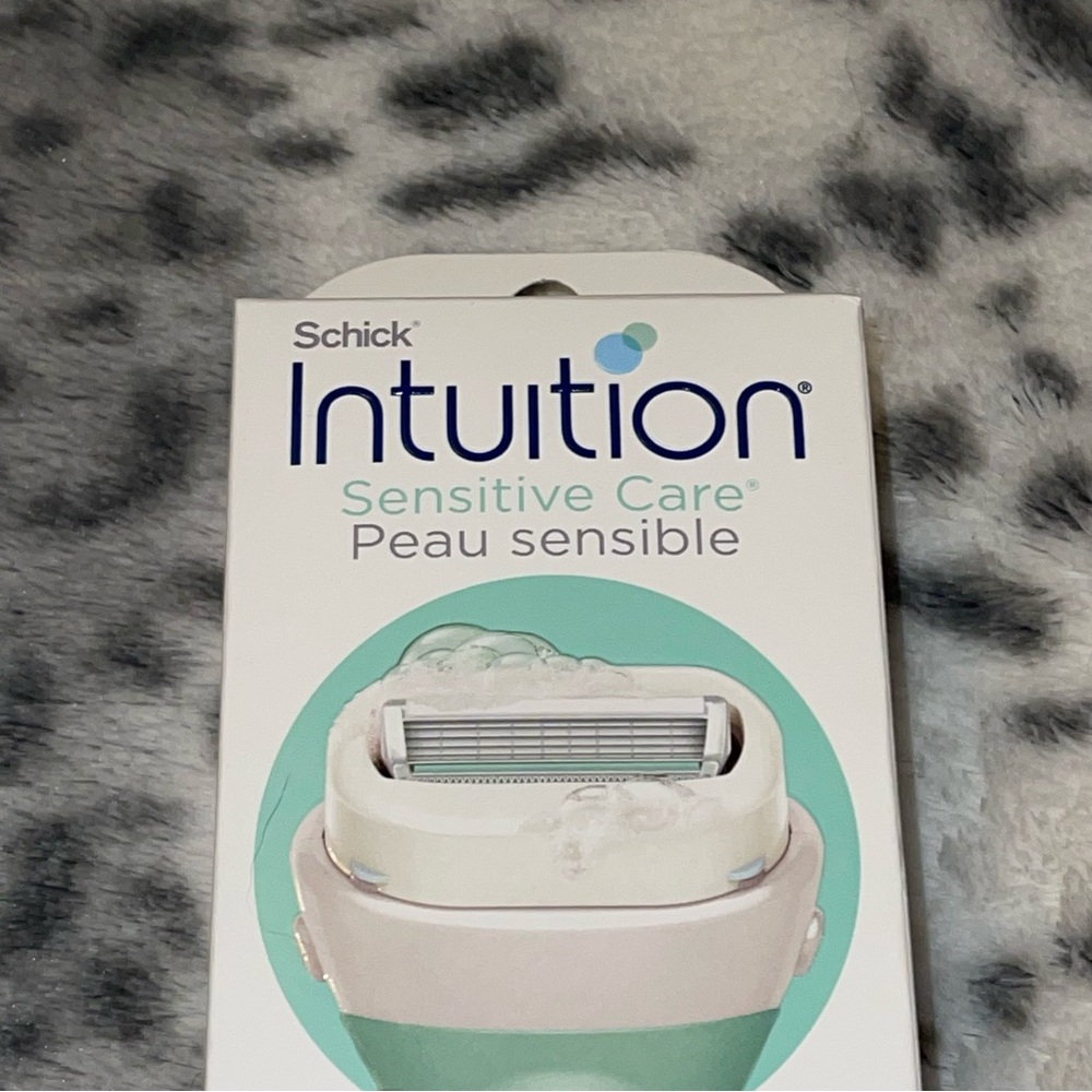 Schick Intuition Razor - Picture 2 of 8